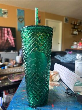 Starbucks Shimmering Green Diamond-Textured Reusable Cup with Straw
